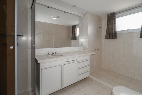 Banheiro da Suíte 1 de apartamento para alugar com 3 quartos, 169m² em Passo D’areia, Porto Alegre