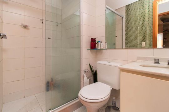 Banheiro de apartamento à venda com 2 quartos, 64m² em Nonoai, Porto Alegre