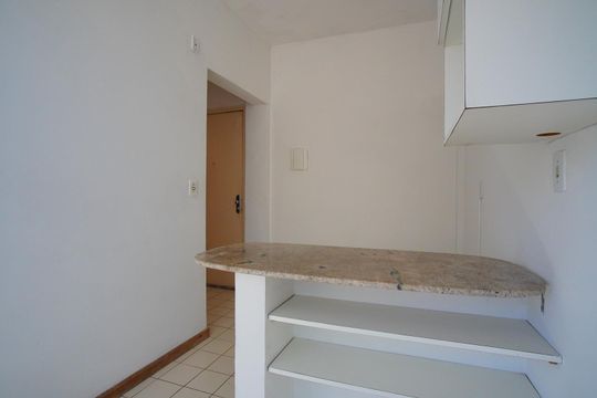 Cozinha de kitnet/studio à venda com 1 quarto, 34m² em Floresta, Porto Alegre