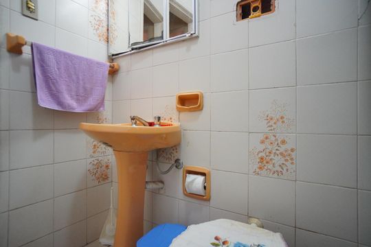 Banheiro Corredor 1 de casa à venda com 4 quartos, 230m² em Vila Ipiranga, Porto Alegre