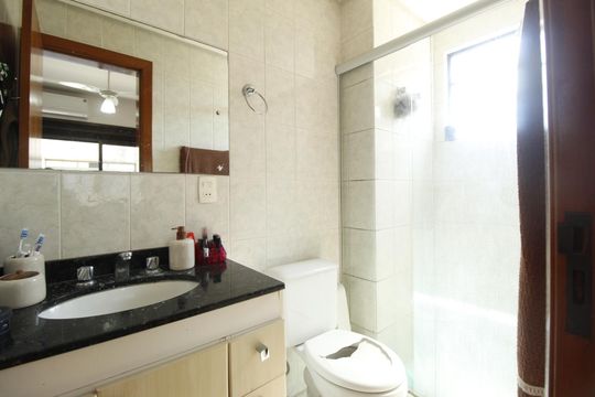 Banheiro da Suíte 1 de apartamento à venda com 3 quartos, 104m² em São Geraldo, Porto Alegre