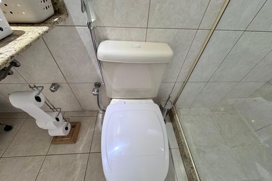 Suíte 1 - Banheiro  de casa de condomínio à venda com 4 quartos, 365m² em Recreio dos Bandeirantes, Rio de Janeiro
