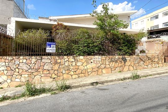 Casa à venda com 2 quartos, 400m² em Sagrada Família, Belo Horizonte