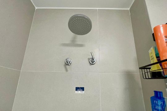 Banheiro de kitnet/studio à venda com 1 quarto, 26m² em Pinheiros, São Paulo