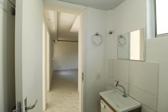 Banheiro de apartamento à venda com 2 quartos, 43m² em Parque Santa Fé, Porto Alegre