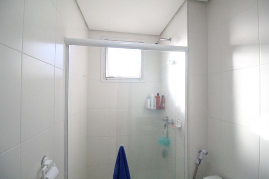 Banheiro social de apartamento à venda com 2 quartos, 64m² em Camorim, Rio de Janeiro