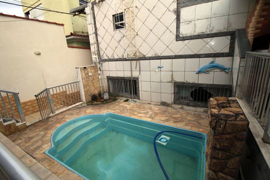Piscina de casa à venda com 2 quartos, 240m² em Irajá, Rio de Janeiro