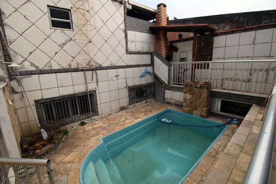 Piscina de casa à venda com 2 quartos, 240m² em Irajá, Rio de Janeiro
