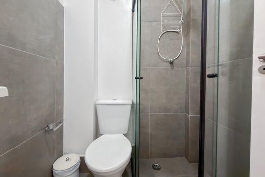 Banheiro Social de kitnet/studio para alugar com 1 quarto, 25m² em Liberdade, São Paulo