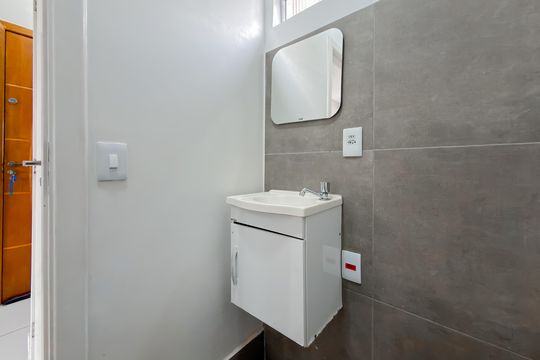 Banheiro Social de kitnet/studio para alugar com 1 quarto, 25m² em Liberdade, São Paulo