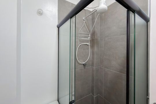 Banheiro Social de kitnet/studio para alugar com 1 quarto, 25m² em Liberdade, São Paulo
