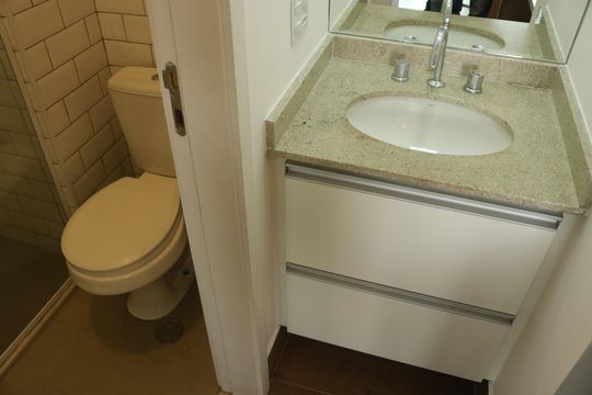 Banheiro de kitnet/studio para alugar com 1 quarto, 30m² em Perdizes, São Paulo