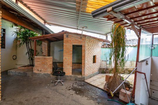 Área externa de casa à venda com 3 quartos, 300m² em Nova Suíça, Belo Horizonte