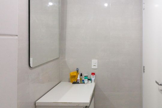 Banheiro social de apartamento à venda com 2 quartos, 44m² em Vila Flora, Guarulhos