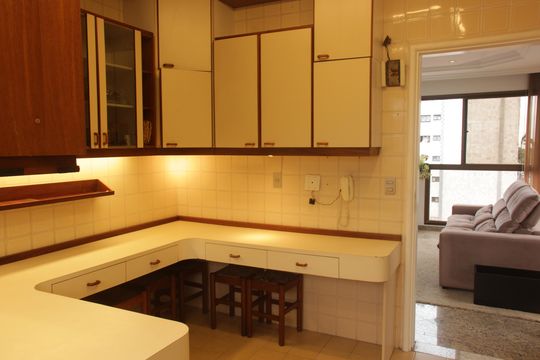 Cozinha de apartamento para alugar com 3 quartos, 184m² em Gonzaga, Santos
