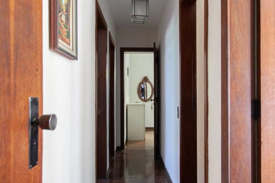 Corredor de casa para alugar com 4 quartos, 239m² em Glória, Belo Horizonte