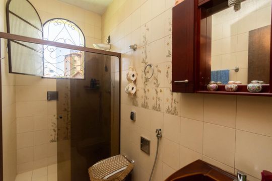 Banheiro Social 1 de casa à venda com 5 quartos, 218m² em Eldorado, Contagem