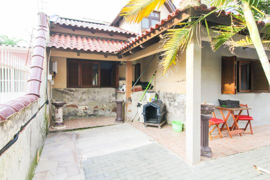 Área externa de casa à venda com 4 quartos, 110m² em Rio Branco, Canoas
