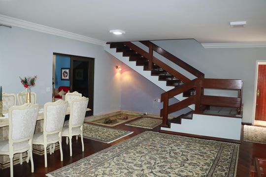 Casa de Condomínio para alugar com 4 quartos, 970m² em Bosque do Vianna, Cotia