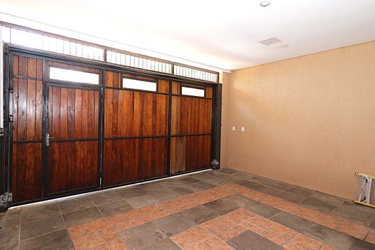 Garagem de casa à venda com 4 quartos, 400m² em Vila Jardim, Porto Alegre