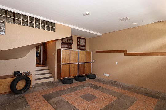 Garagem de casa à venda com 4 quartos, 400m² em Vila Jardim, Porto Alegre