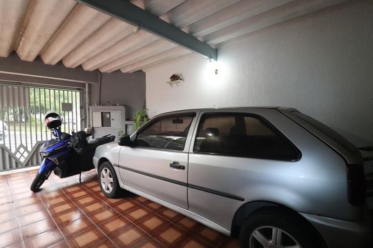 Garagem  de casa à venda com 3 quartos, 168m² em Vila Pires, Santo André