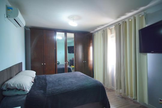 Suíte de casa à venda com 4 quartos, 300m² em Parque Santa Fé, Porto Alegre