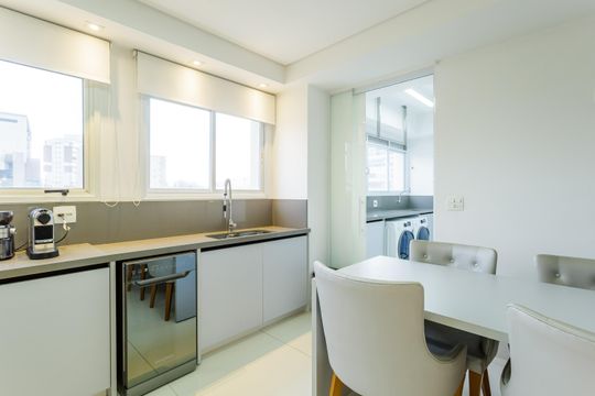 Cozinha de apartamento para alugar com 2 quartos, 124m² em Itaim Bibi, São Paulo