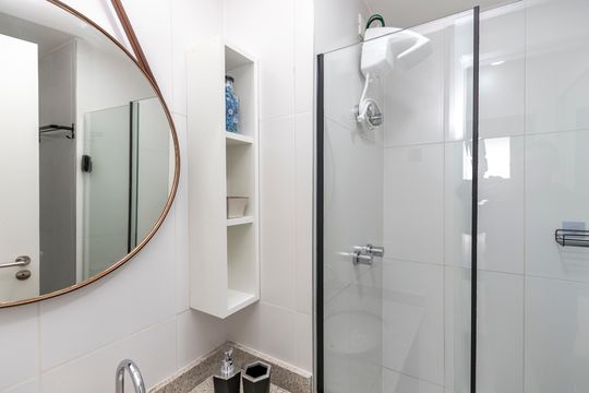 Banheiro de kitnet/studio para alugar com 1 quarto, 21m² em Campo Belo, São Paulo