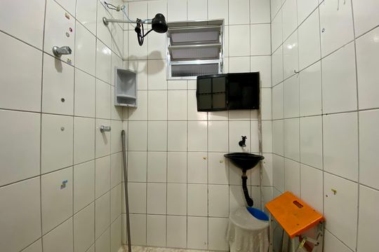 Banheiro Social de kitnet/studio para alugar com 1 quarto, 32m² em Boqueirão, Praia Grande