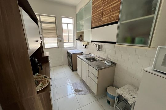 Cozinha de apartamento para alugar com 2 quartos, 70m² em Jardim Guanabara, Rio de Janeiro