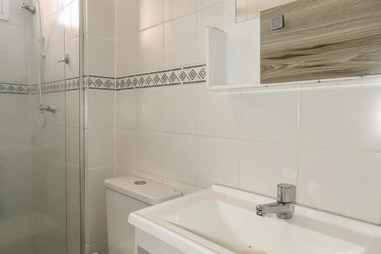 Banheiro de apartamento à venda com 1 quarto, 48m² em Farrapos, Porto Alegre