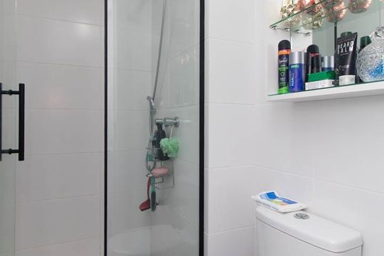 Banheiro de apartamento à venda com 1 quarto, 44m² em Azenha, Porto Alegre