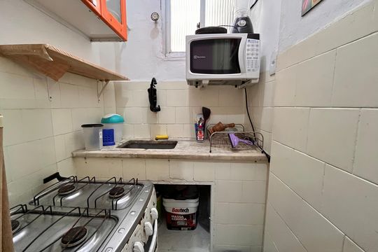 Cozinha de apartamento para alugar com 1 quarto, 26m² em Copacabana, Rio de Janeiro