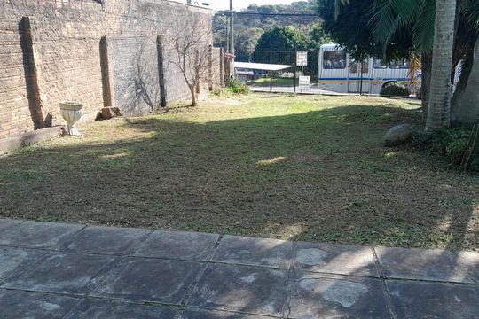 Jardim/fachada de casa à venda com 3 quartos, 300m² em Espírito Santo, Porto Alegre