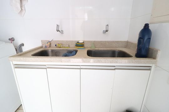 Área de Serviço de casa de condomínio para alugar com 4 quartos, 352m² em Jardim das Palmeiras, Uberlândia