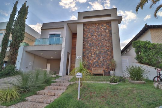 Fachada de casa de condomínio para alugar com 4 quartos, 352m² em Jardim das Palmeiras, Uberlândia