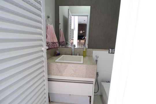 Banheiro Social de casa de condomínio para alugar com 4 quartos, 352m² em Jardim das Palmeiras, Uberlândia