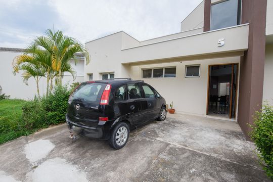 Garagem de casa de condomínio para alugar com 3 quartos, 300m² em Loteamento Industrial, Taubaté