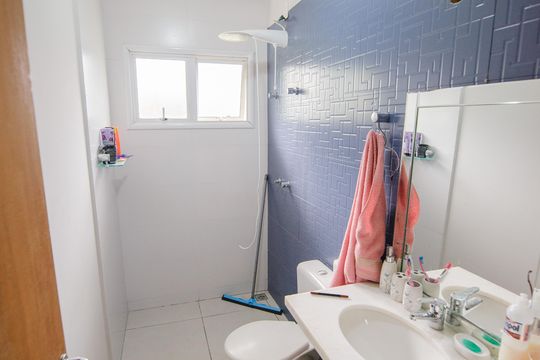 Banheiro da Suíte 1 de casa de condomínio para alugar com 3 quartos, 300m² em Loteamento Industrial, Taubaté