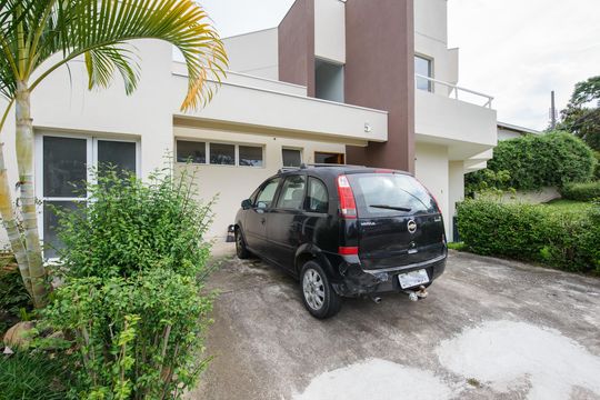 Garagem de casa de condomínio para alugar com 3 quartos, 300m² em Loteamento Industrial, Taubaté