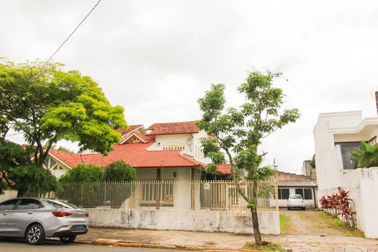 Fachada de casa para alugar com 5 quartos, 400m² em Nossa Senhora das Gracas, Canoas
