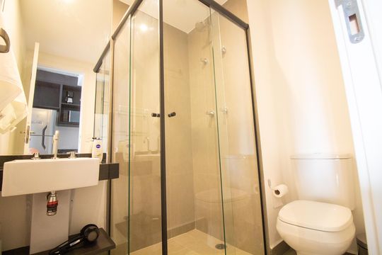 Banheiro de kitnet/studio para alugar com 1 quarto, 24m² em Brooklin, São Paulo