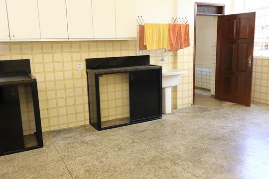 Área de Serviço de casa para alugar com 8 quartos, 782m² em Caminho das Árvores, Salvador