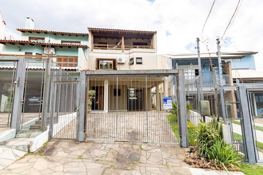 Fachada de casa à venda com 3 quartos, 229m² em Espírito Santo, Porto Alegre