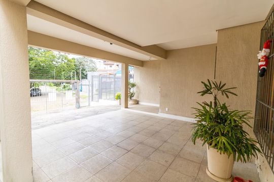 Garagem de casa à venda com 3 quartos, 229m² em Espírito Santo, Porto Alegre