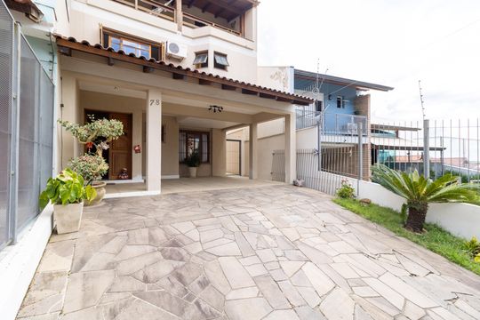 Garagem de casa à venda com 3 quartos, 229m² em Espírito Santo, Porto Alegre