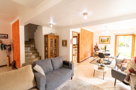 Casa à venda com 3 quartos, 229m² em Espírito Santo, Porto Alegre