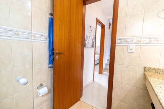 Banheiro de casa à venda com 3 quartos, 229m² em Espírito Santo, Porto Alegre