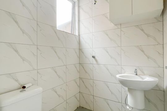 Banheiro social de casa à venda com 3 quartos, 75m² em Vila Yolanda, Osasco